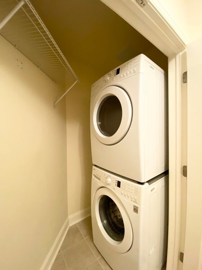 Building Photo - Ade426
