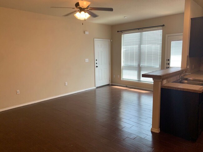 Building Photo - 2 Story Duplex / Interior Washer & Dryer C...