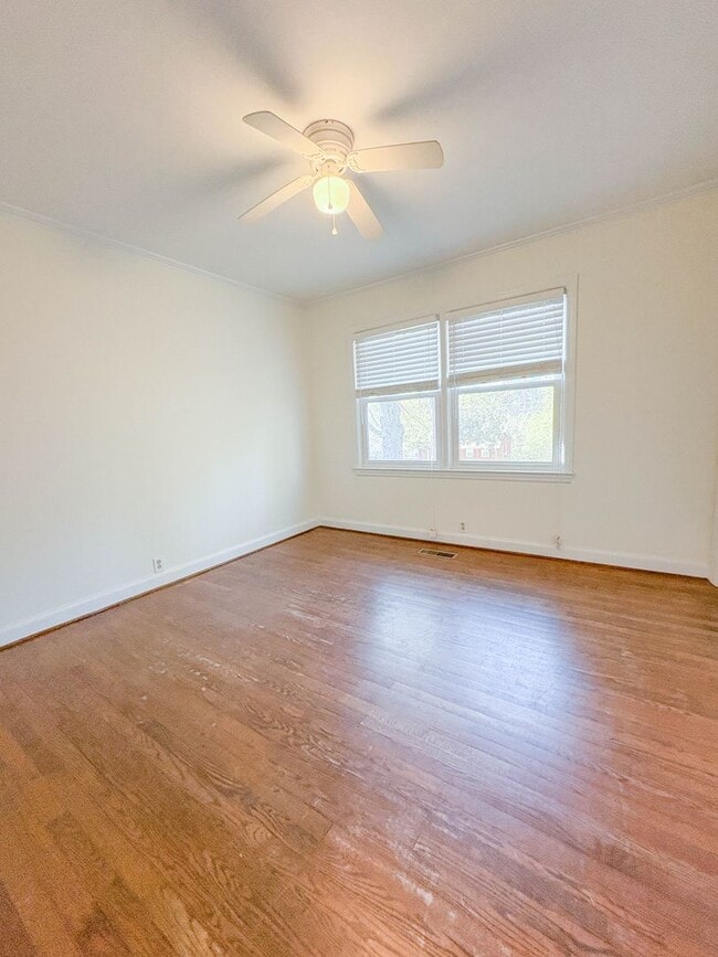 Building Photo - 3 Bedroom 2 Bathroom with Detached Garage