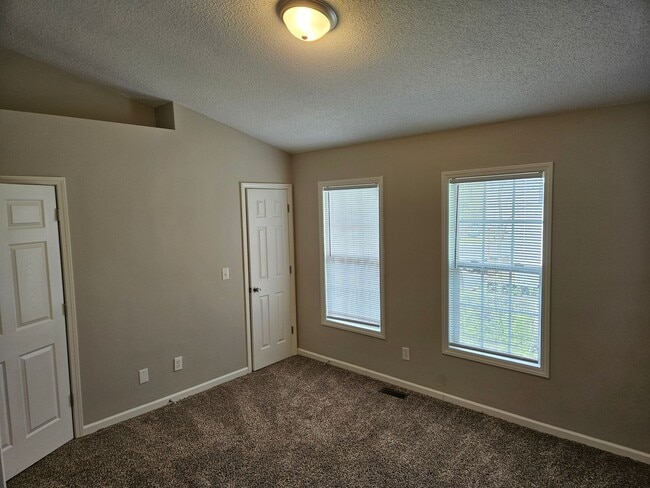 Building Photo - Lovely 2br 2.5ba End Unit Townhome! Availa...