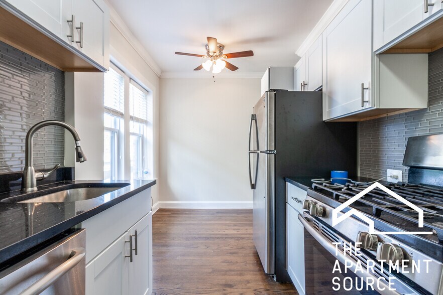 Primary Photo - 3821 N Greenview Ave