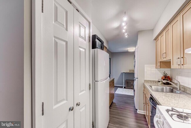 Building Photo - 11260 Chestnut Grove Square