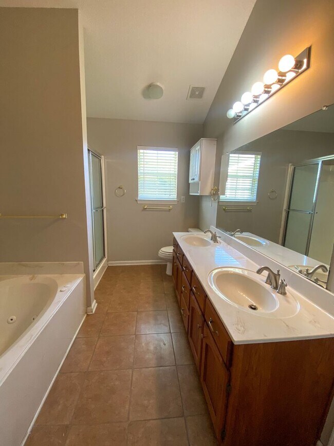 Building Photo - 3 bed, 2 bath house with fresh paint, appliances in Southaven