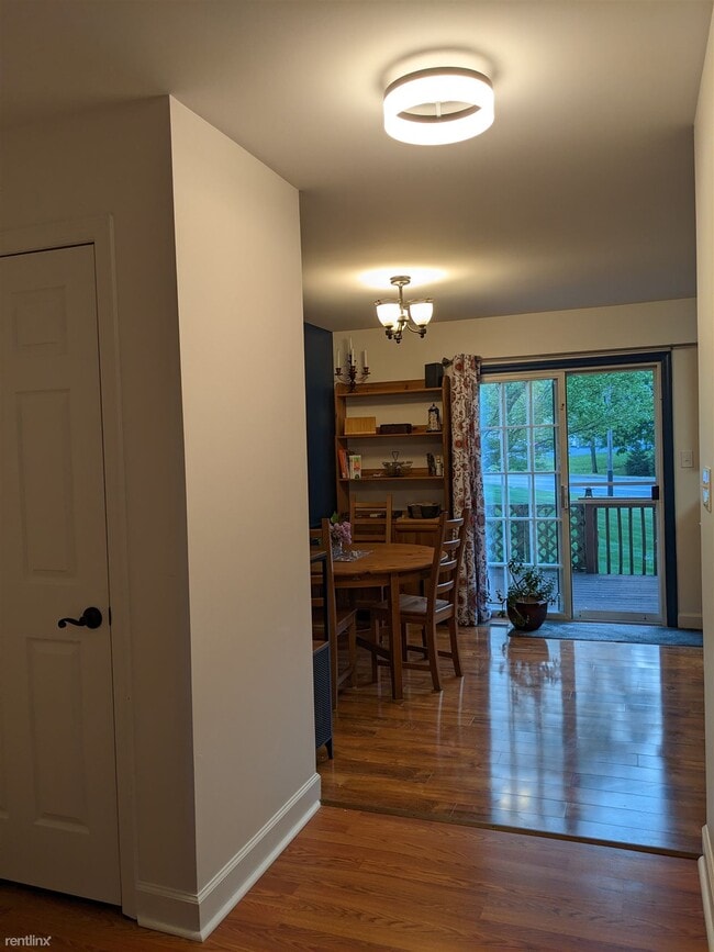 Building Photo - 3 br, 1.5 bath Townhome - 767 Knoll Drive