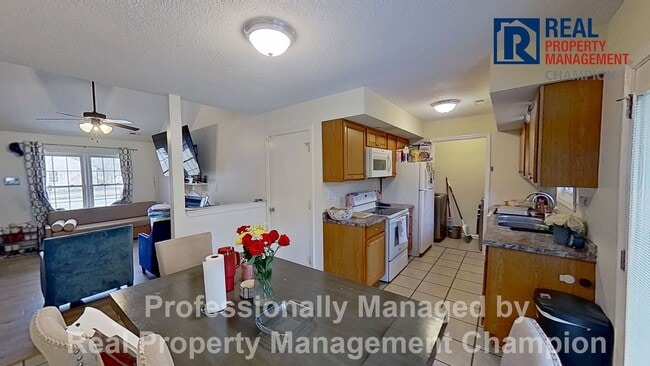 Building Photo - Adorable 3 BD/ 1.5 BA Home with Attached Garage and Large Fenced Yard