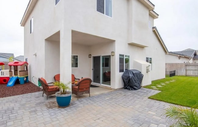 Building Photo - Heritage Square Newer Two Story in Gated Development