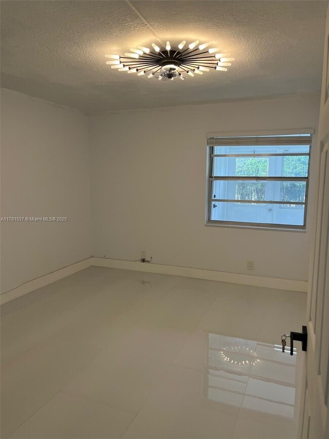 Building Photo - 98 Normandy Ln