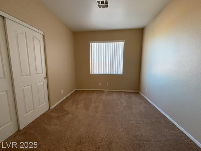 Building Photo - Beautiful property with excellent natural light