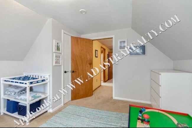 Building Photo - Inviting 3 Bedroom Close to Everything-Available in MAY!!