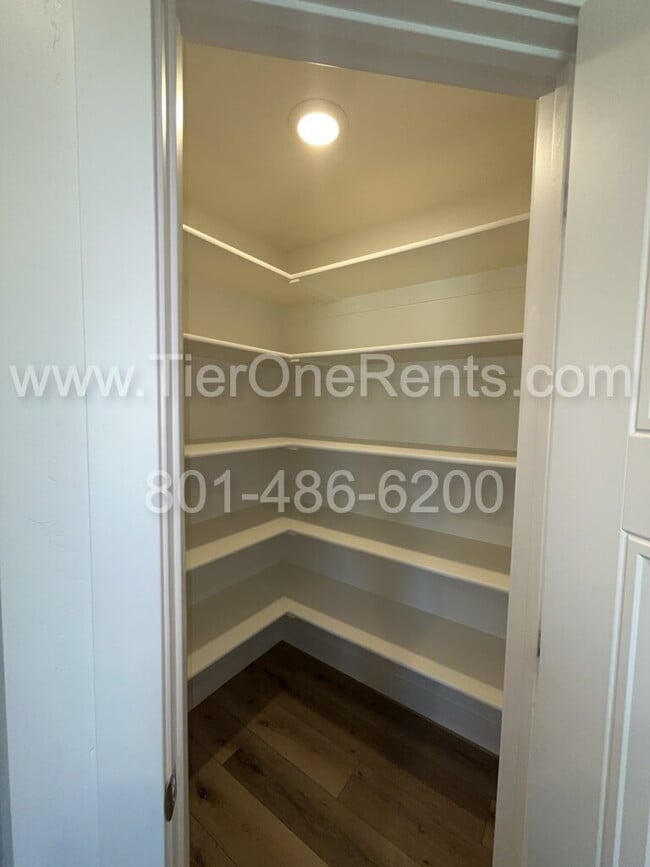 Building Photo - NO DEPOSIT option available for qualified ...