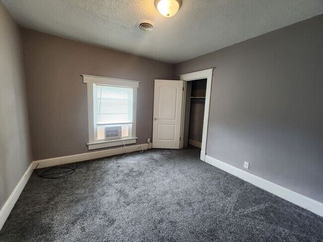 Building Photo - 2 Bedroom, 1.5 Bathroom home conveniently located on Terre Haute's desirable southeast side near ...