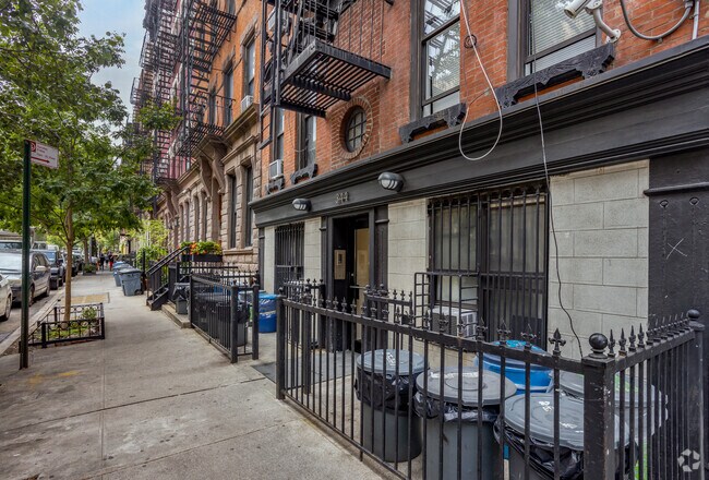 Building Photo - 344 W 17th St