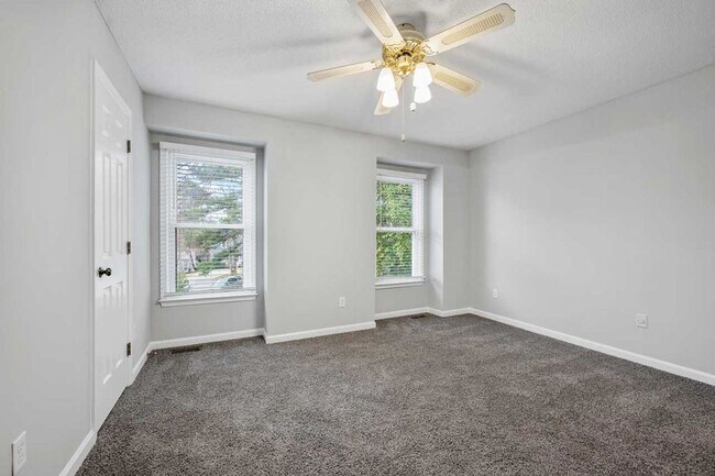 Building Photo - Convenient location