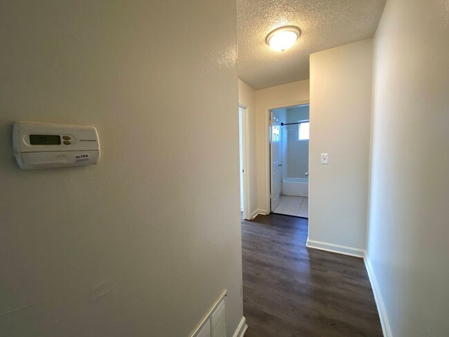 Building Photo - Spacious Two Bedroom Condo