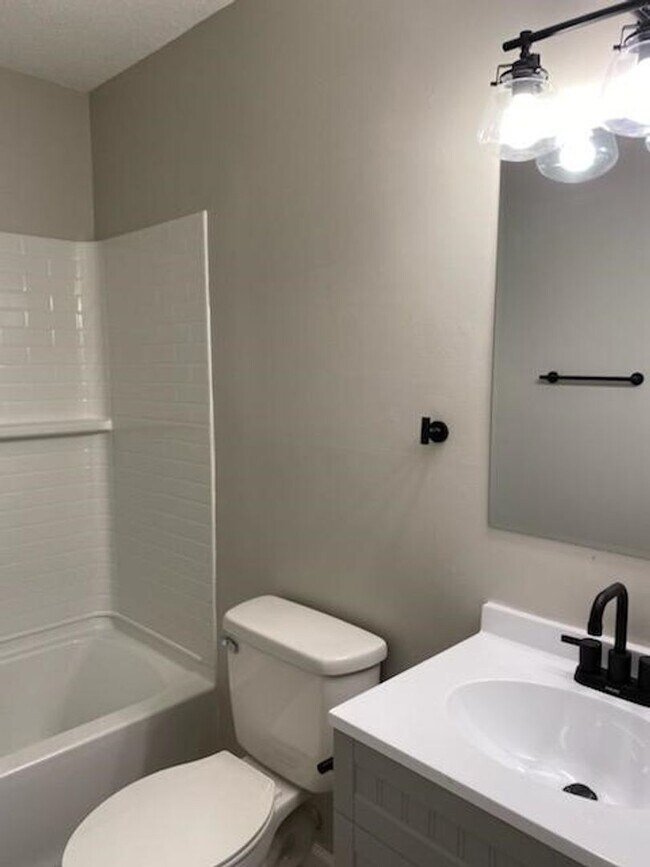 Building Photo - 5415 N Linwood Ave