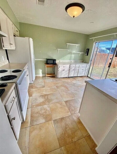 Building Photo - 2204 Foxcroft Ln