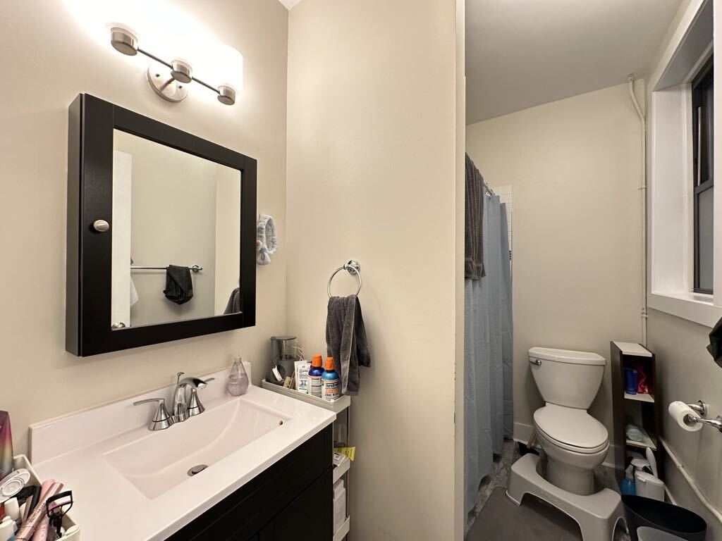 Building Photo - 842 W Waveland Ave