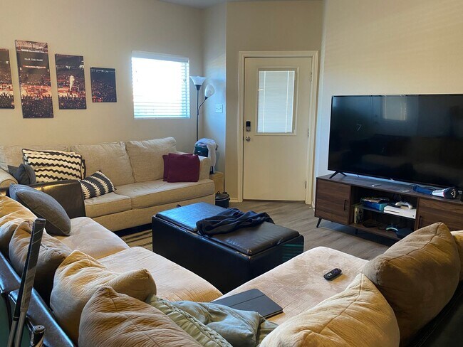 Building Photo - 525 N Chicago Ave