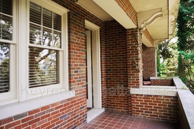 Building Photo - 190 N Crest Rd