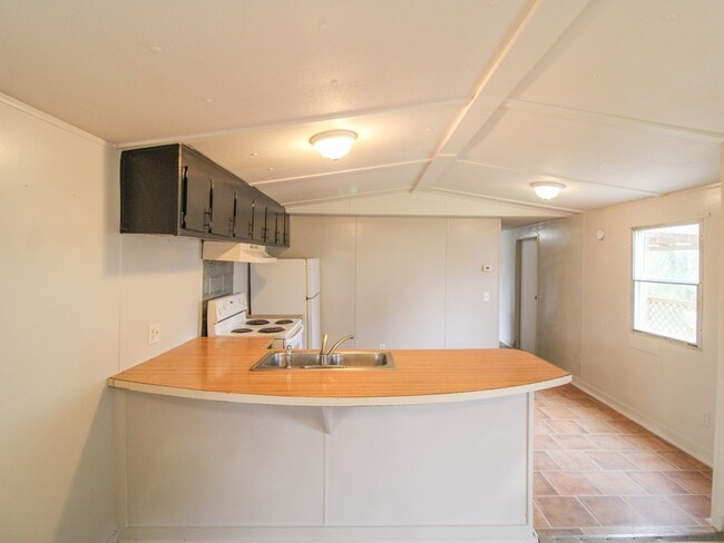 Building Photo - Close to downtown Pulaski!