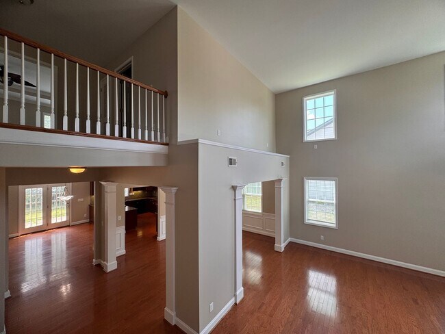 Building Photo - Stunning 5 Bedroom 4 Bath Home with 3 Car ...