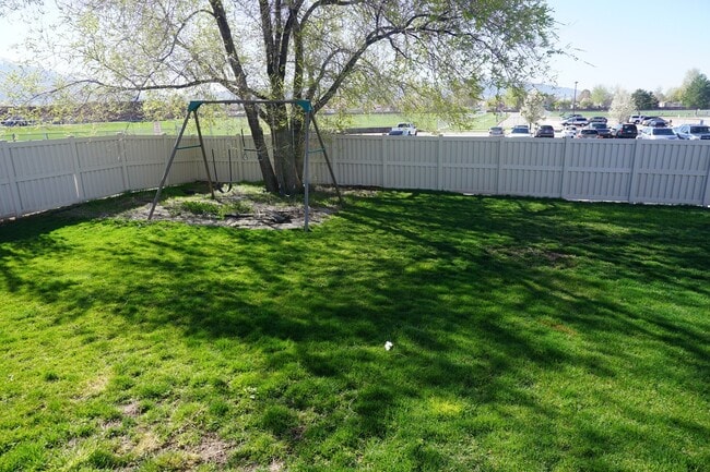 Building Photo - Gorgeous 4 Bedroom Sandy Home "Pet Friendly"