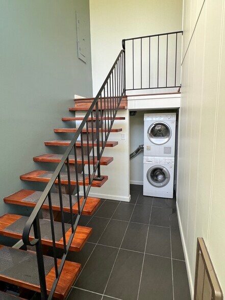 Mudroom entry with in-unit washer & dryer - 520 Lee St