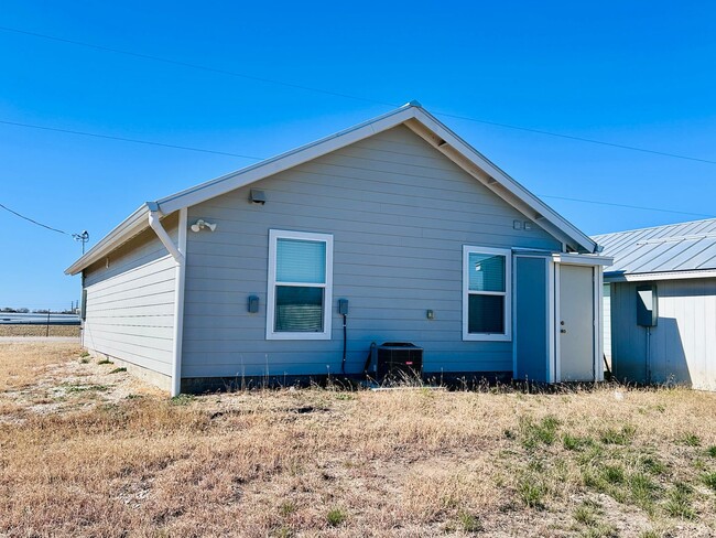 Building Photo - Charming Country Living with Modern Comforts!