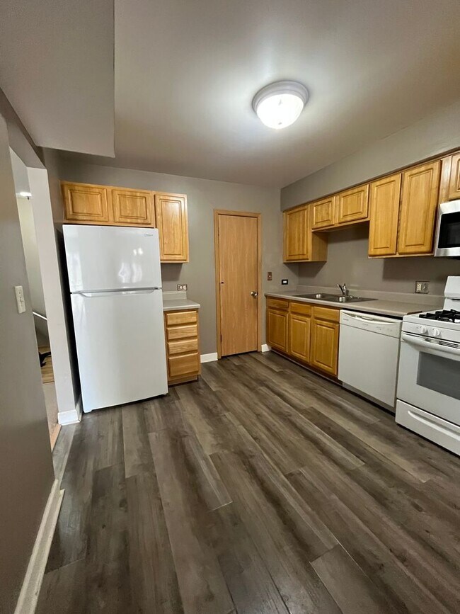 Building Photo - Runaway bay Condo Apartment