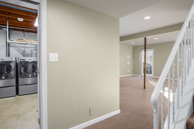 Building Photo - Charming Townhouse: Your New Home Awaits!