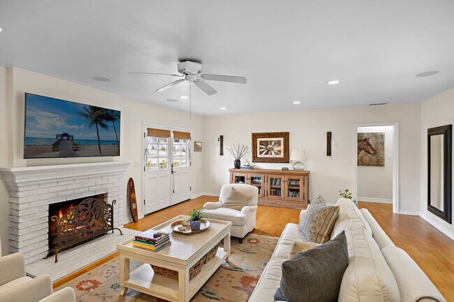 Building Photo - 806 S Ola Vista