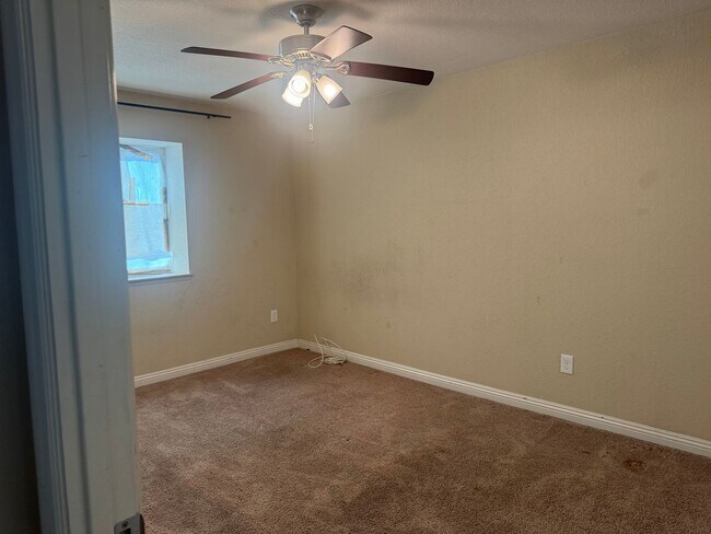 Building Photo - Very Spacious! 3Bed/2.5Bath w/solar panels! Close to Sweetwater Reservoir with plenty of trails!