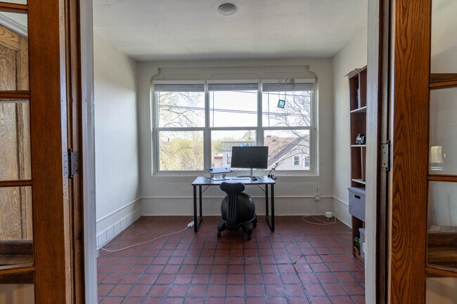 Building Photo - 1110 W 25th St