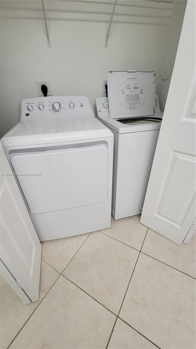 Building Photo - 5010 S Harbor Isles Dr