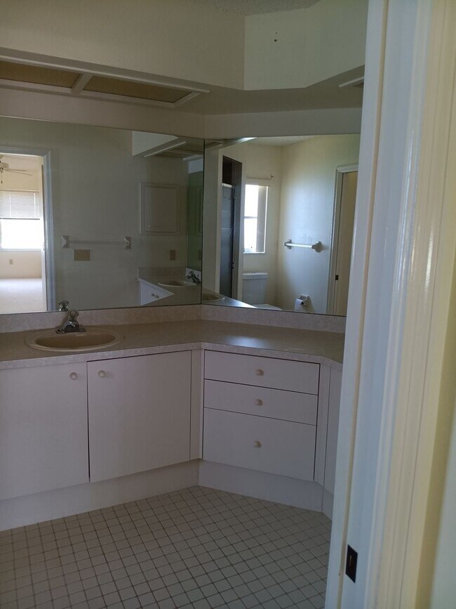 Building Photo - 2 bedroom 2 bathroom Large House for rent ...