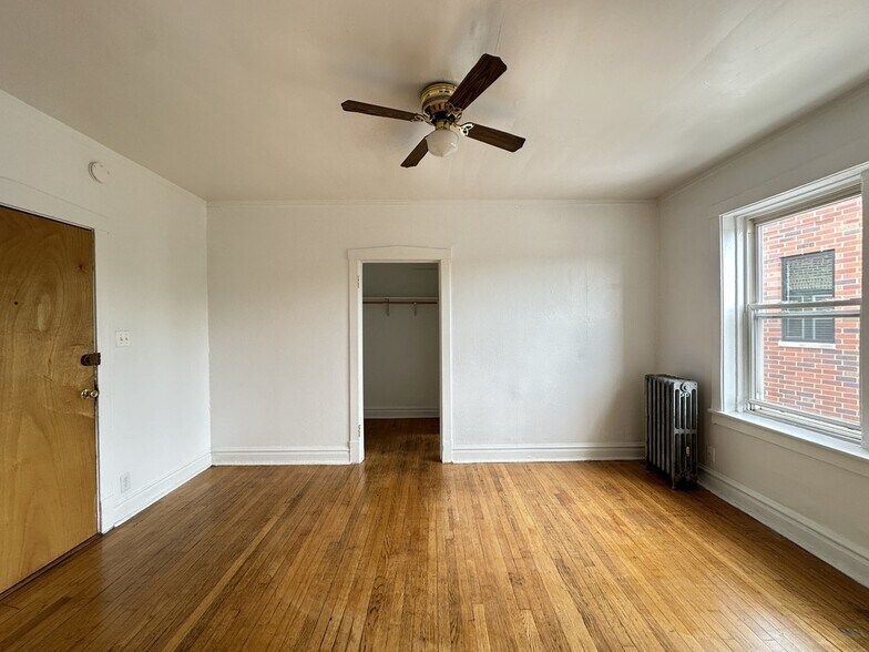 Building Photo - 2432 N Linden Pl