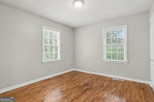 Building Photo - 3743 Poplar Dr