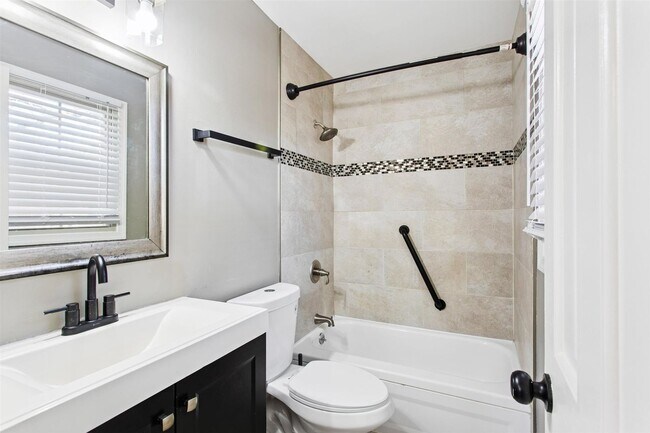 Building Photo - End-Unit 3BR Townhome Courthouse Green Near Fort Eustis