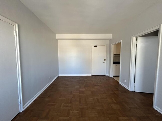 Building Photo - 0 bedroom in Chicago IL 60657