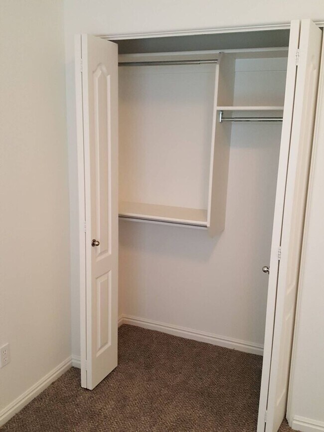 Building Photo - 3 Bedroom 2 bath home located near Red Cli...