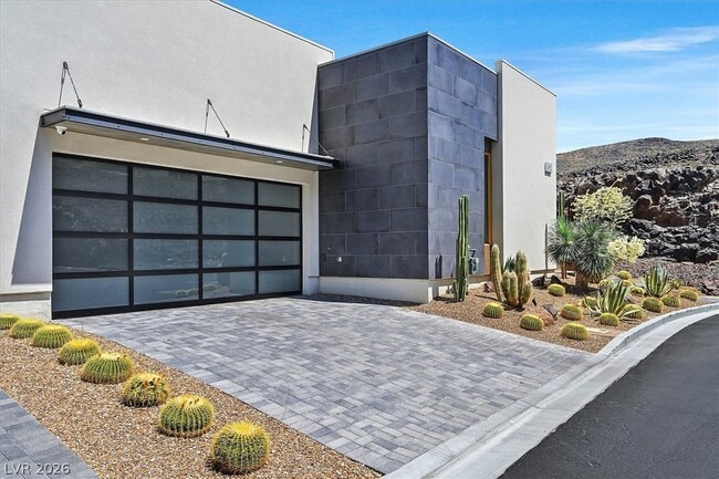 Building Photo - 692 Scenic Cliff Dr