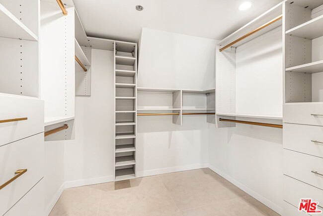 Building Photo - 10550 Wilshire Blvd