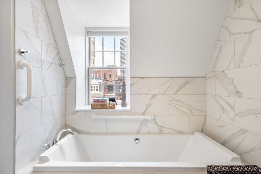 Building Photo - 163 Newbury St