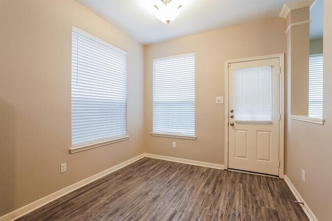 Building Photo - 15118 Sierra Ridge Dr