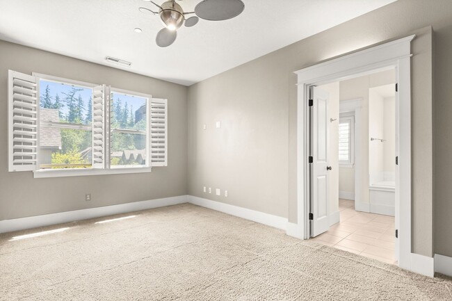 Building Photo - Must See! Luxury Townhome in West Sylvan Hills - Clubhouse/Pool/Garage!