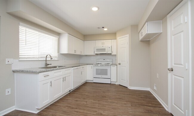 Building Photo - 1547 Airline Dr