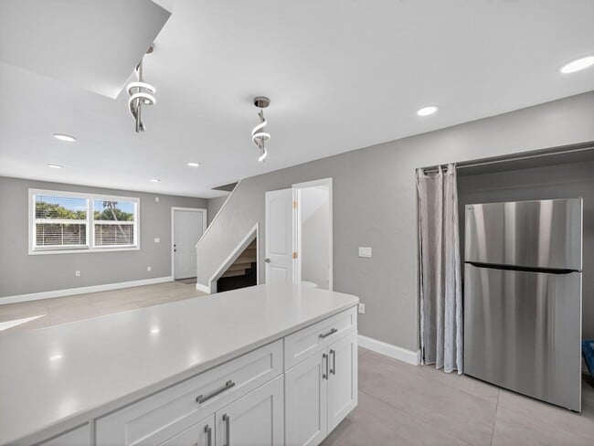 Building Photo - 1002 Shorewinds Dr