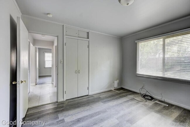 Building Photo - 10631 Saratoga St