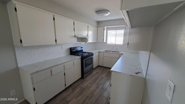 Building Photo - 905 N Ocotillo Dr