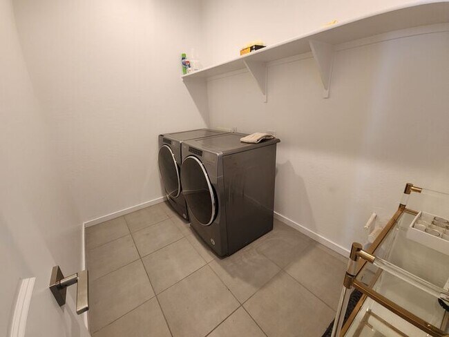 Building Photo - Mountain view single story home.